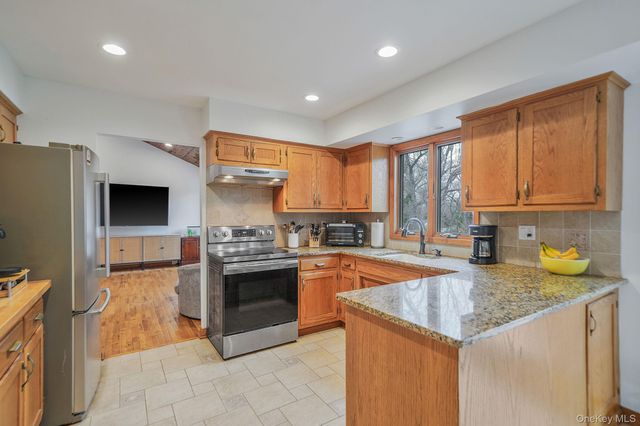 14 Cordwood Path, Shoreham, NY 11786