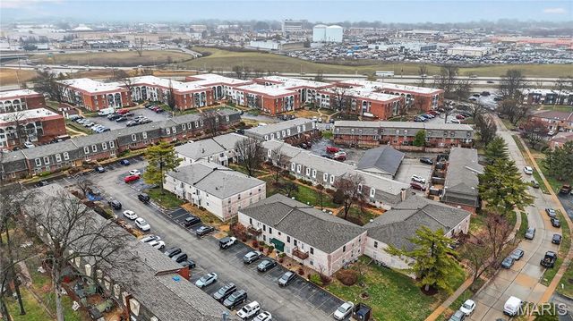 4351 Chateau De Ville Drive D, St Louis, MO 63129