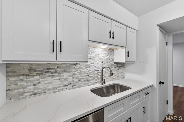 4351 Chateau De Ville Drive D, St Louis, MO 63129