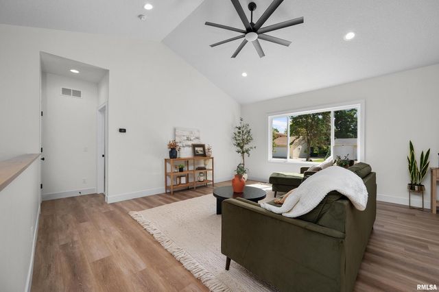 4730 WILLOW Circle, Davenport, IA 52806