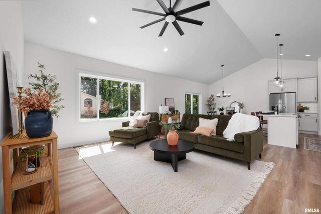 4730 WILLOW Circle, Davenport, IA 52806