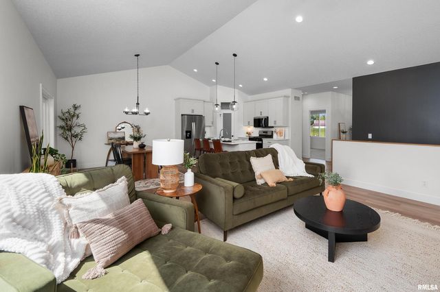 4730 WILLOW Circle, Davenport, IA 52806