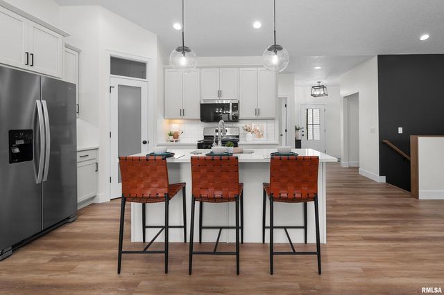 4730 WILLOW Circle, Davenport, IA 52806