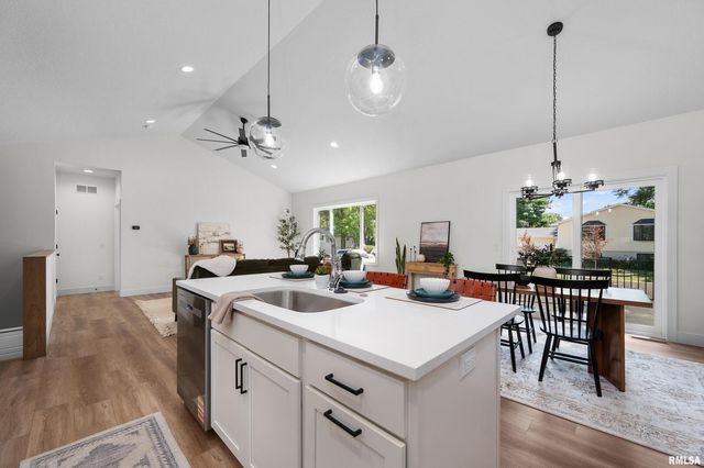 4730 WILLOW Circle, Davenport, IA 52806