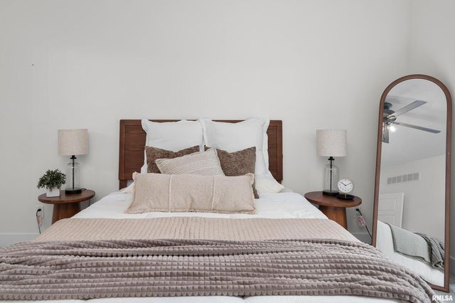 4730 WILLOW Circle, Davenport, IA 52806