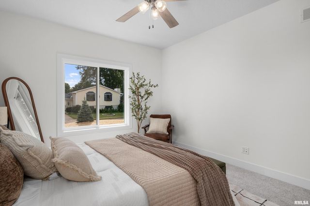 4730 WILLOW Circle, Davenport, IA 52806