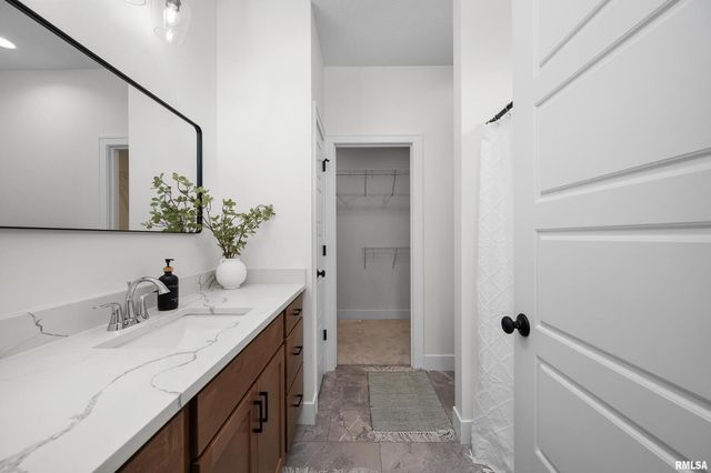 4730 WILLOW Circle, Davenport, IA 52806