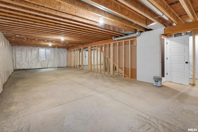 4730 WILLOW Circle, Davenport, IA 52806