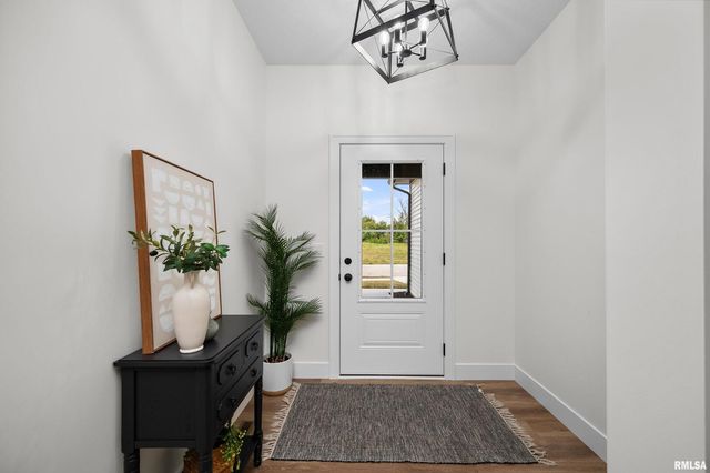 4730 WILLOW Circle, Davenport, IA 52806