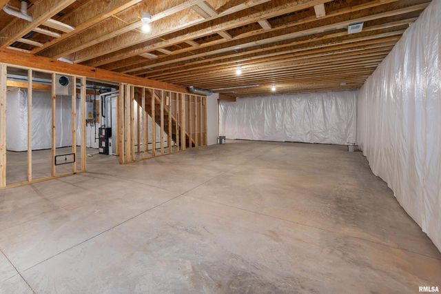 4730 WILLOW Circle, Davenport, IA 52806