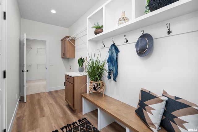 4730 WILLOW Circle, Davenport, IA 52806