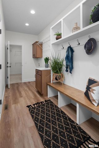 4730 WILLOW Circle, Davenport, IA 52806