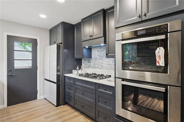 450 Willow Dr, Mt Lebanon, PA 15243