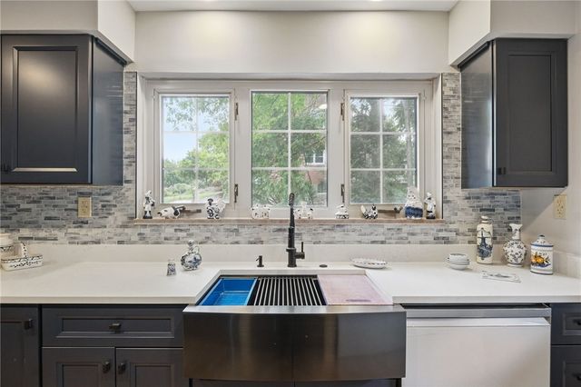 450 Willow Dr, Mt Lebanon, PA 15243