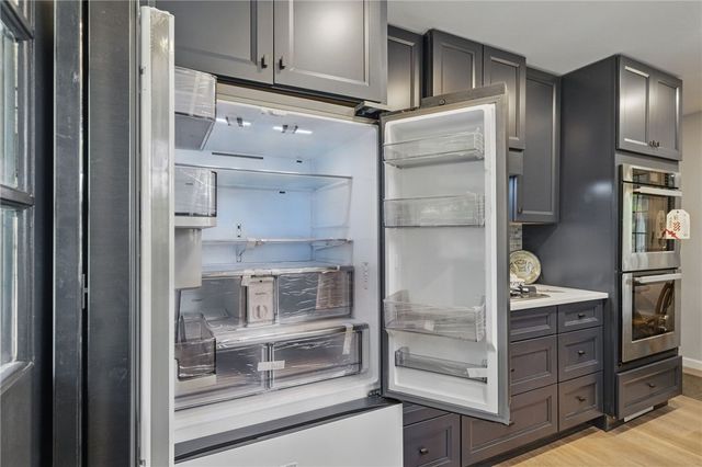 450 Willow Dr, Mt Lebanon, PA 15243