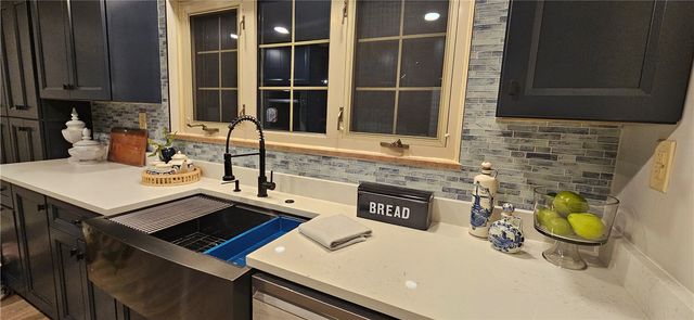 450 Willow Dr, Mt Lebanon, PA 15243