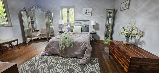 450 Willow Dr, Mt Lebanon, PA 15243