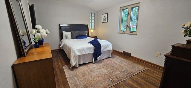 450 Willow Dr, Mt Lebanon, PA 15243