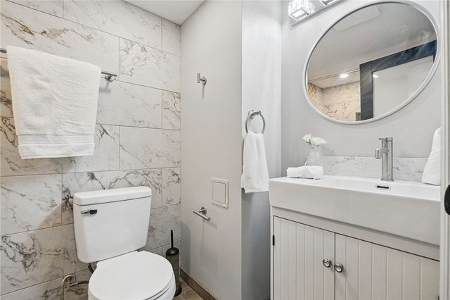 450 Willow Dr, Mt Lebanon, PA 15243