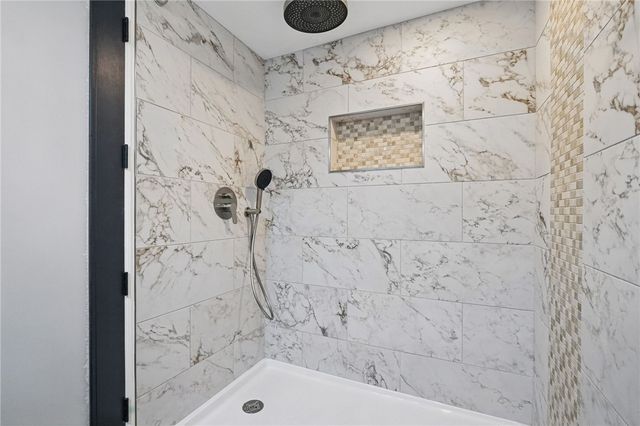 450 Willow Dr, Mt Lebanon, PA 15243