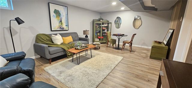 450 Willow Dr, Mt Lebanon, PA 15243