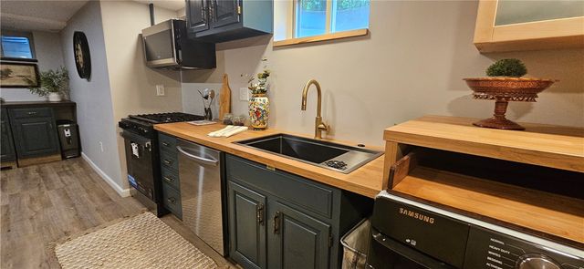 450 Willow Dr, Mt Lebanon, PA 15243