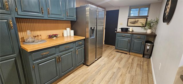 450 Willow Dr, Mt Lebanon, PA 15243