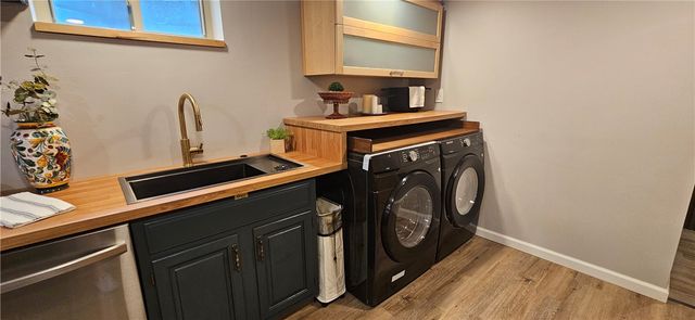 450 Willow Dr, Mt Lebanon, PA 15243