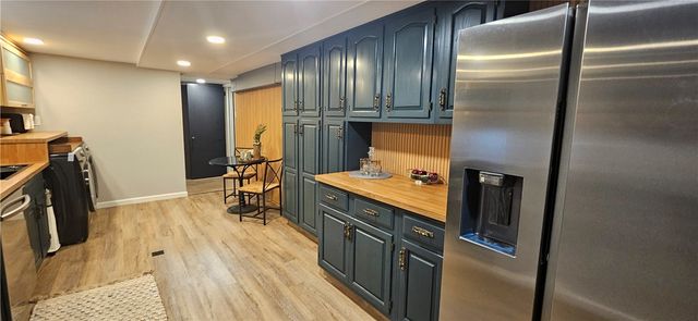 450 Willow Dr, Mt Lebanon, PA 15243