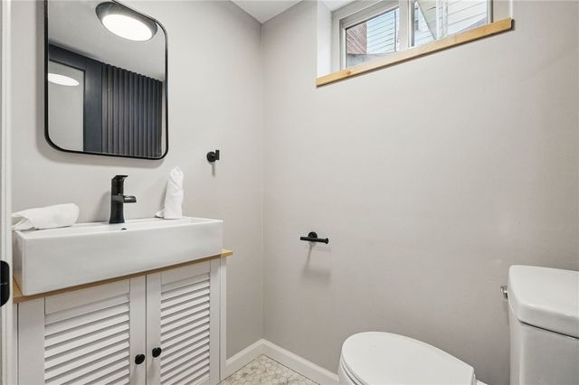 450 Willow Dr, Mt Lebanon, PA 15243