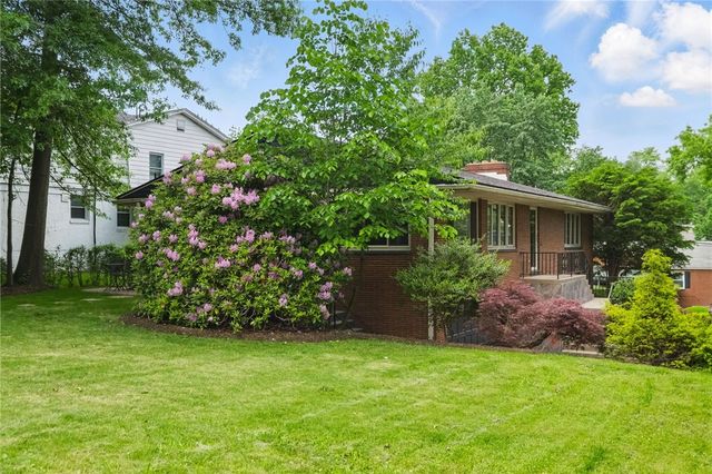 450 Willow Dr, Mt Lebanon, PA 15243