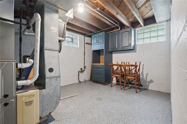 450 Willow Dr, Mt Lebanon, PA 15243