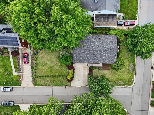 450 Willow Dr, Mt Lebanon, PA 15243