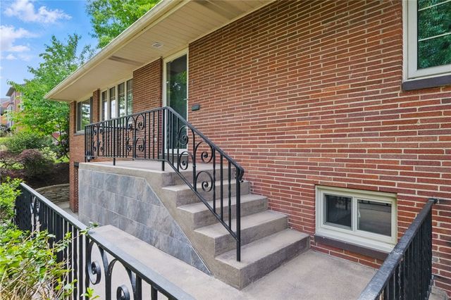 450 Willow Dr, Mt Lebanon, PA 15243