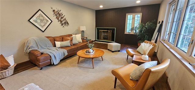 450 Willow Dr, Mt Lebanon, PA 15243