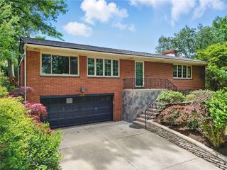 450 Willow Dr, Mt Lebanon, PA 15243