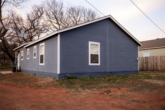 915 E Perkins Avenue, Guthrie, OK 73044