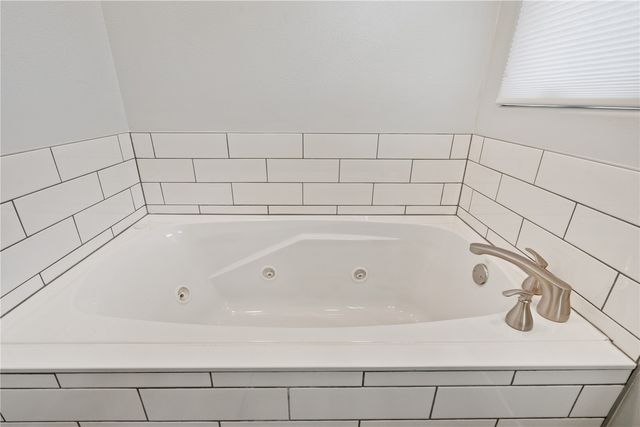 1589 Twin Valley Dr NE, Solon, IA 52333