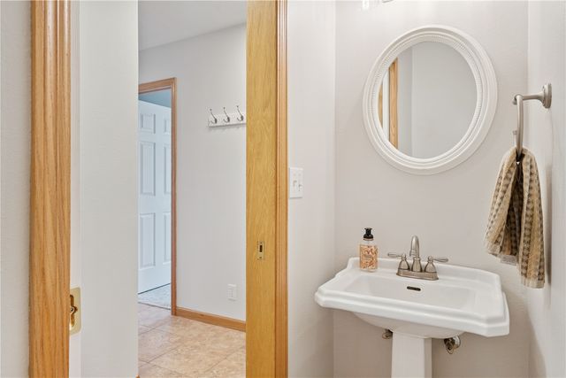 1589 Twin Valley Dr NE, Solon, IA 52333