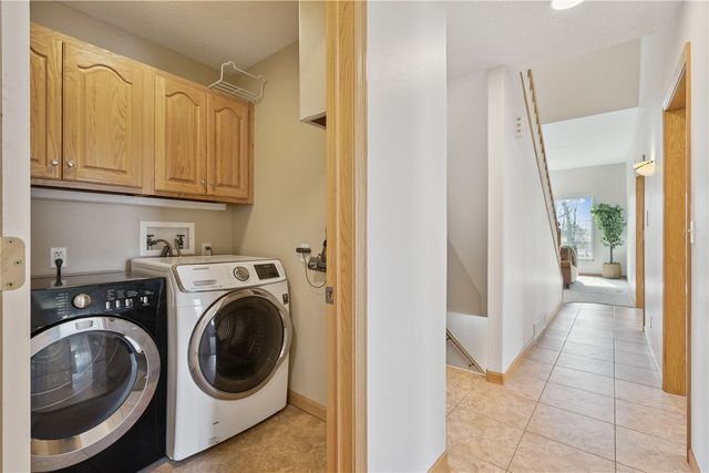 1589 Twin Valley Dr NE, Solon, IA 52333