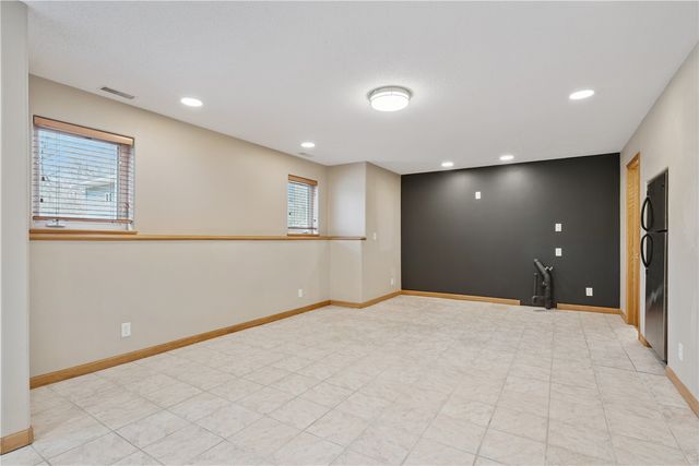 1589 Twin Valley Dr NE, Solon, IA 52333