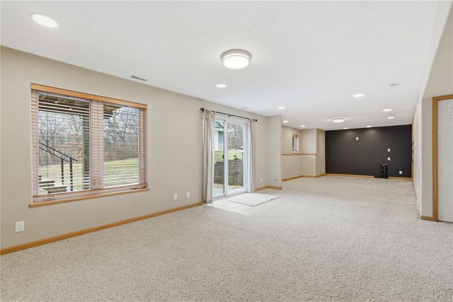 1589 Twin Valley Dr NE, Solon, IA 52333