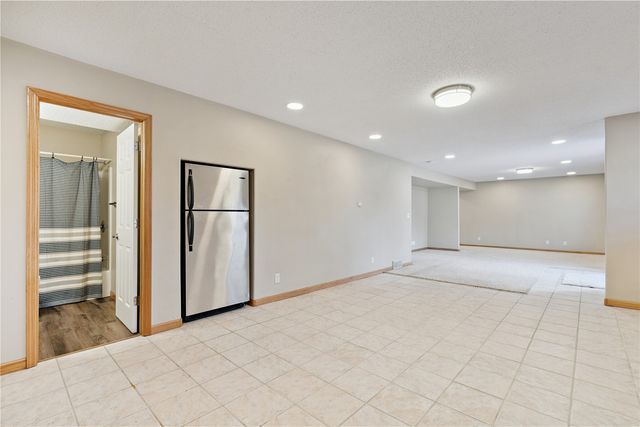 1589 Twin Valley Dr NE, Solon, IA 52333