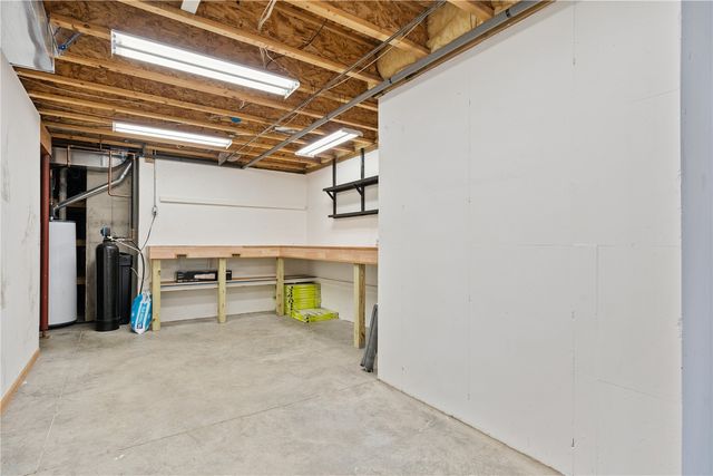 1589 Twin Valley Dr NE, Solon, IA 52333