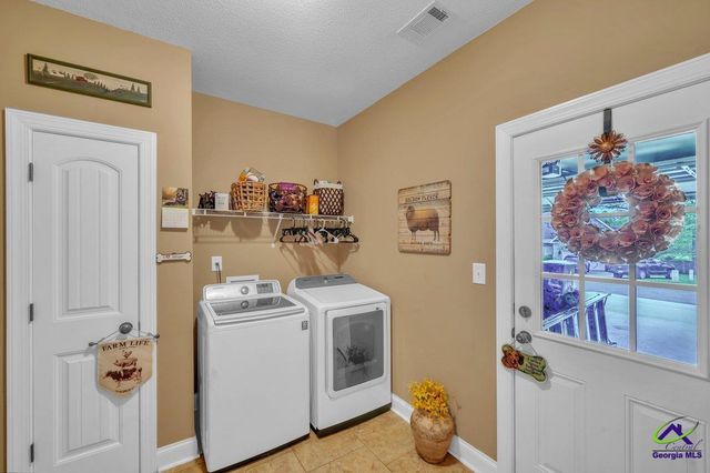 404 Hunts Landing Drive, Kathleen, GA 31047