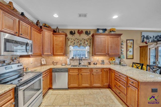 404 Hunts Landing Drive, Kathleen, GA 31047