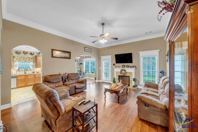 404 Hunts Landing Drive, Kathleen, GA 31047