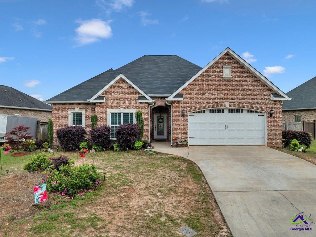 404 Hunts Landing Drive, Kathleen, GA 31047