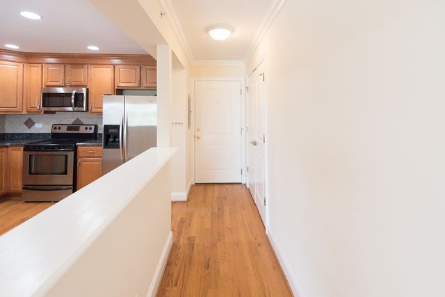 2206 S Goebbert Road 404, Arlington Heights, IL 60005