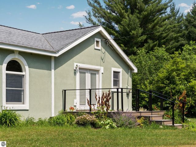 5321 S Jeffs Road, Falmouth, MI 49632